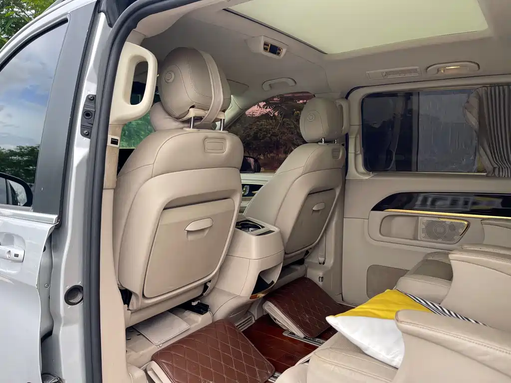 Mercedes-Benz V-Class 2017 — фото 24