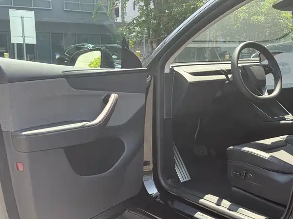 Tesla Model Y 2025