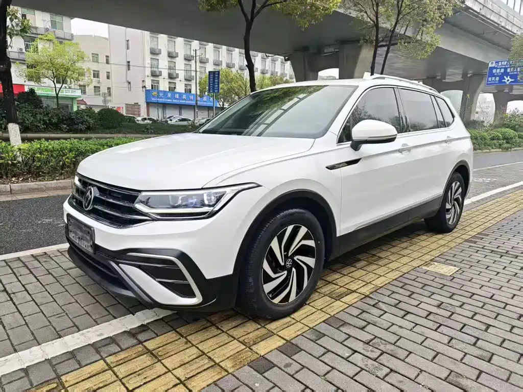 Volkswagen Tiguan L 2022 — фото 1