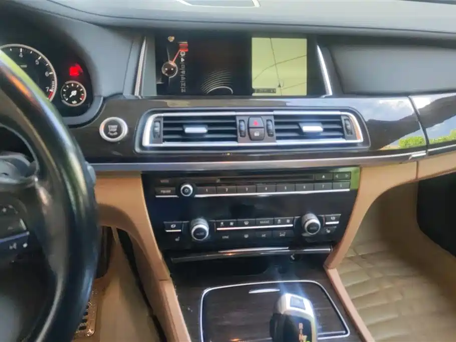 BMW 7 Series 2014 — фото 13