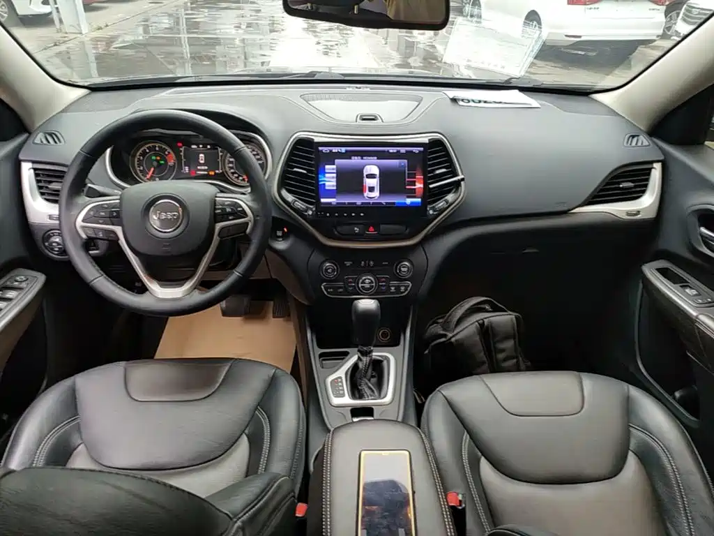 Jeep Cherokee 2017 — фото 10