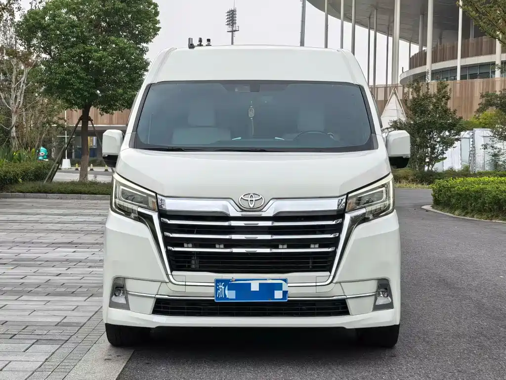 Toyota Hiace 2023 — фото 2