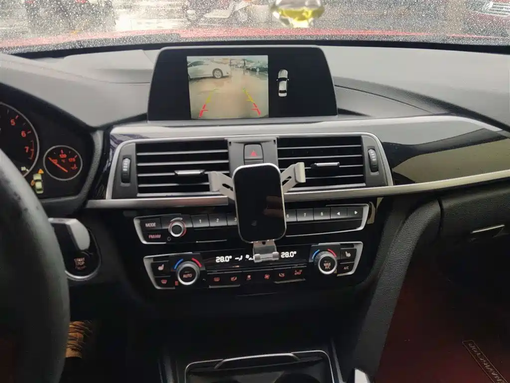 BMW 3 Series 2018 — фото 13