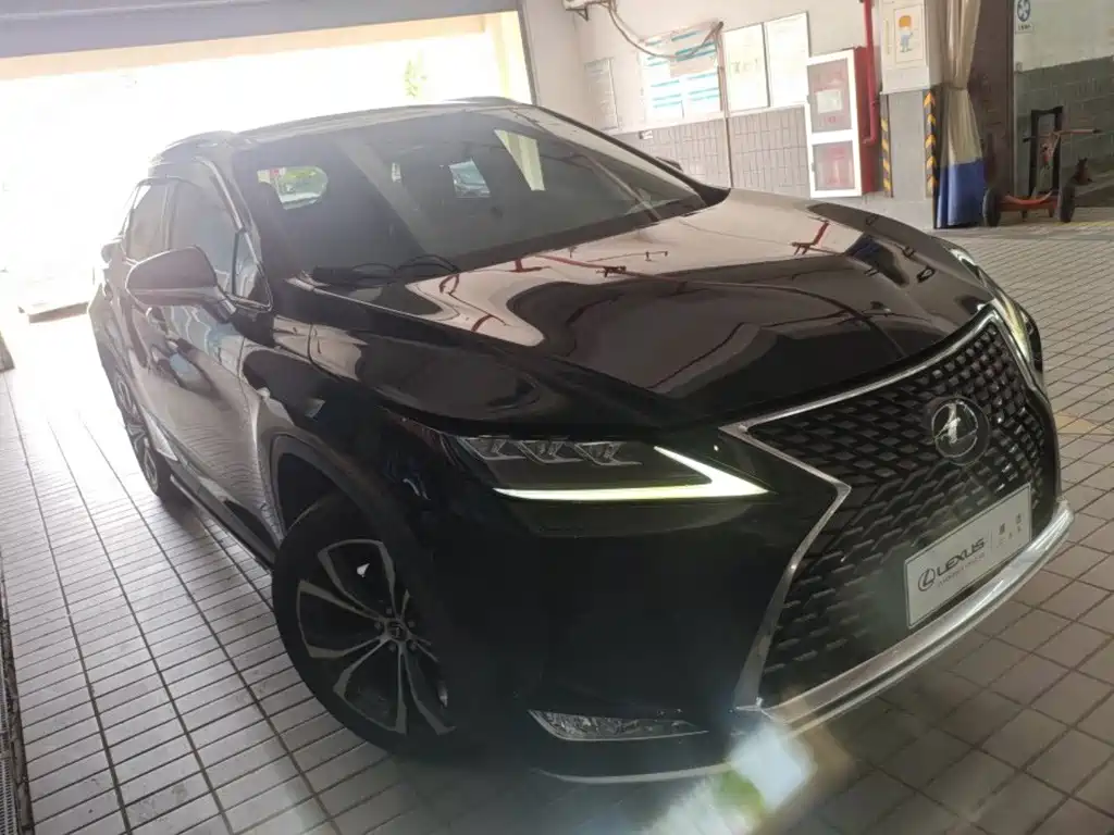 Lexus RX 2022 — фото 1