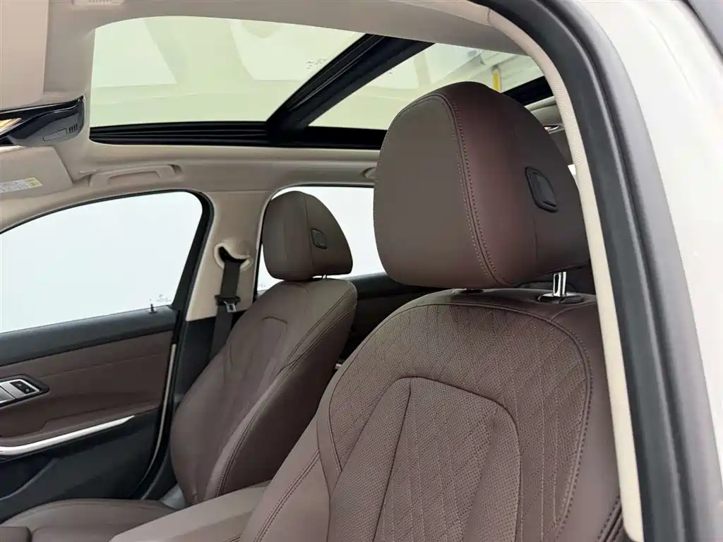 BMW 3 Series 2025 — фото 16