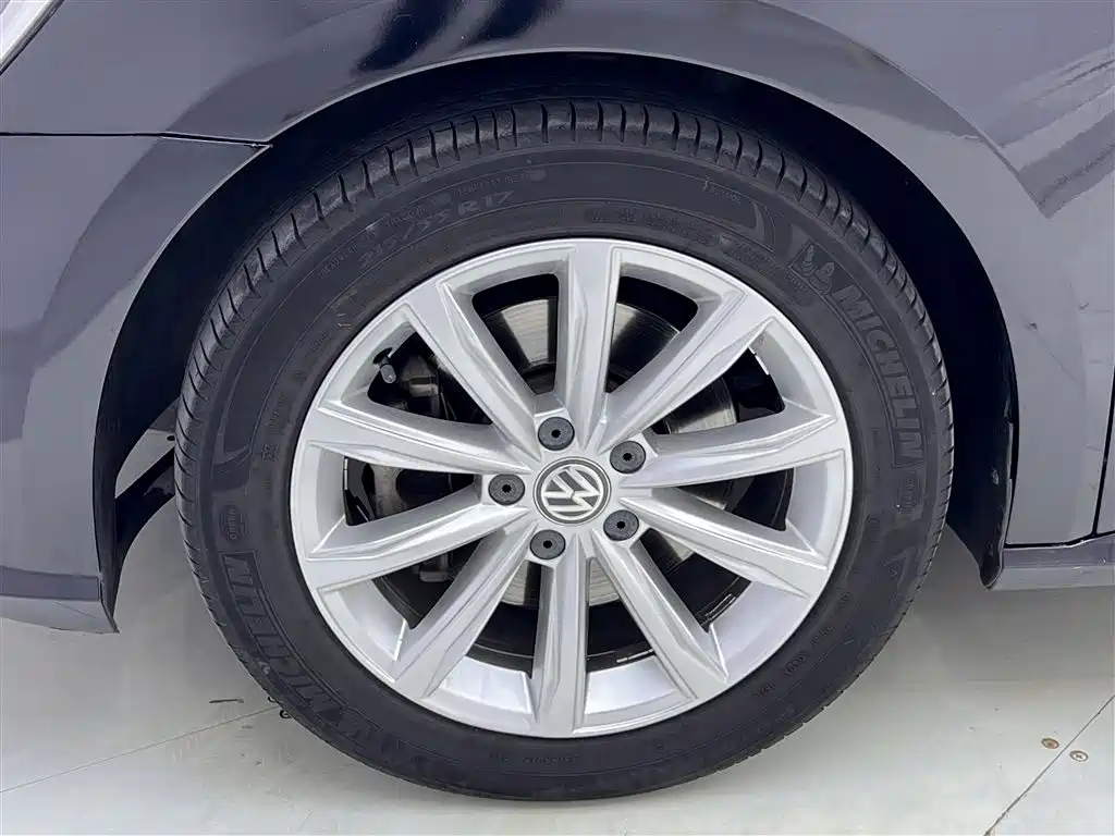Volkswagen Passat 2017 — фото 11