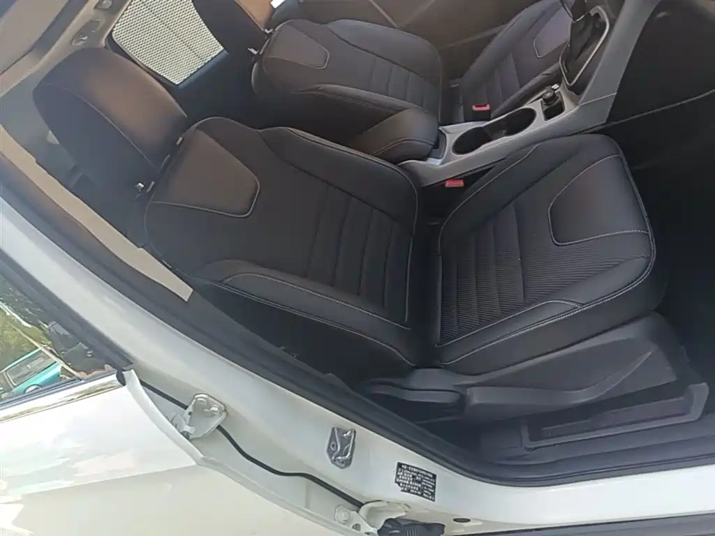 Ford Kuga 2015 — фото 25