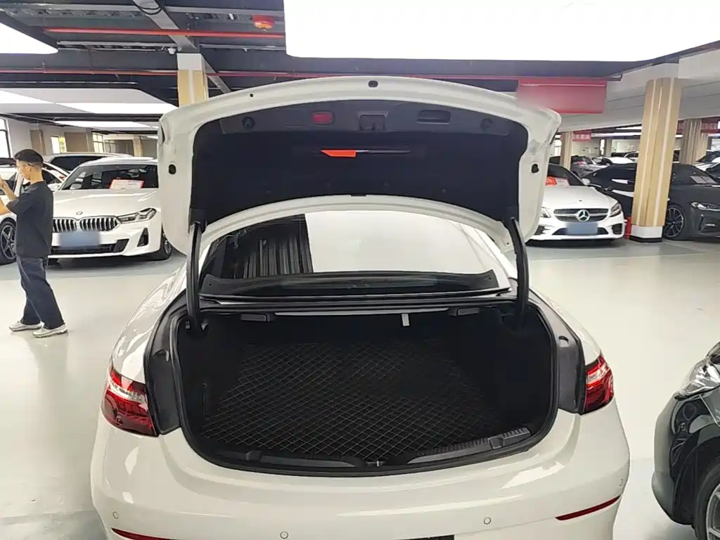 Mercedes-Benz E-Class 2022 — фото 19