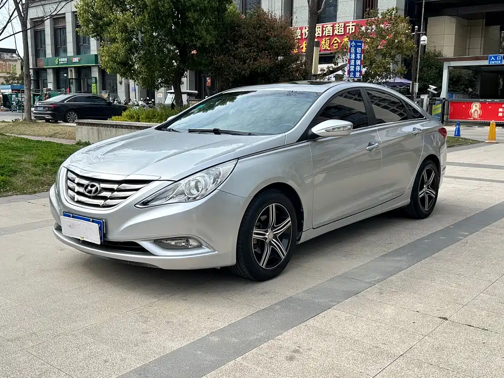 Hyundai Sonata 2012 — фото 1