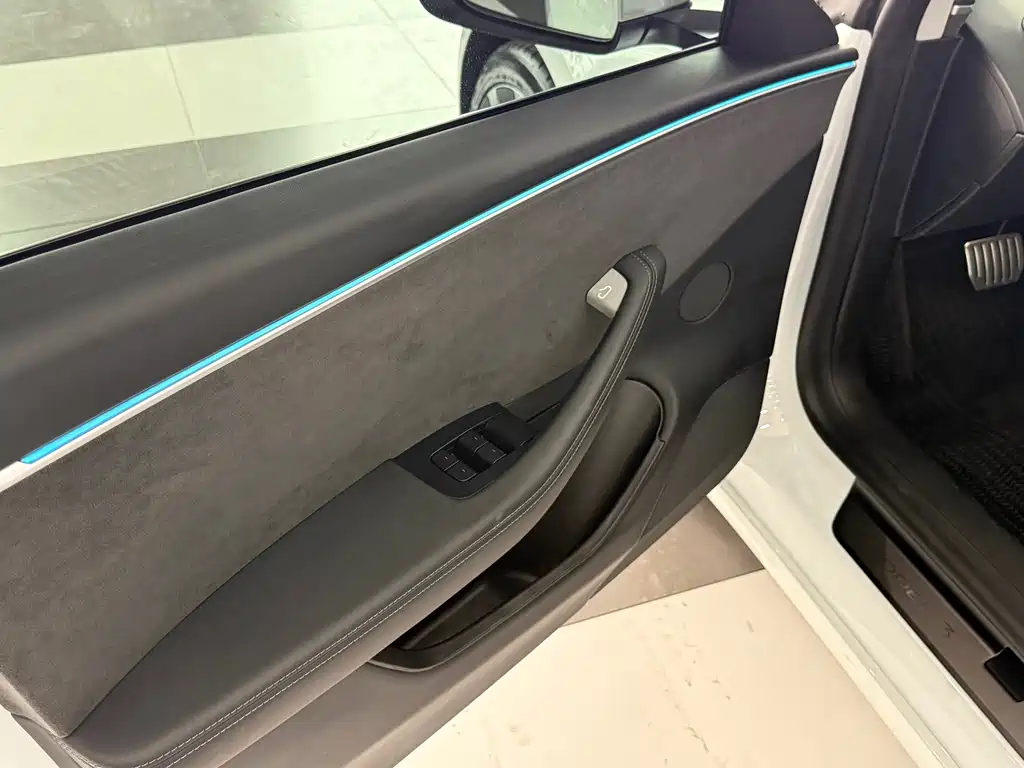 Tesla Model 3 2025 — фото 10