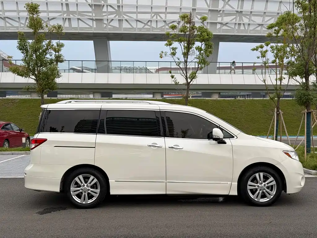 Nissan Quest 2017 — фото 15