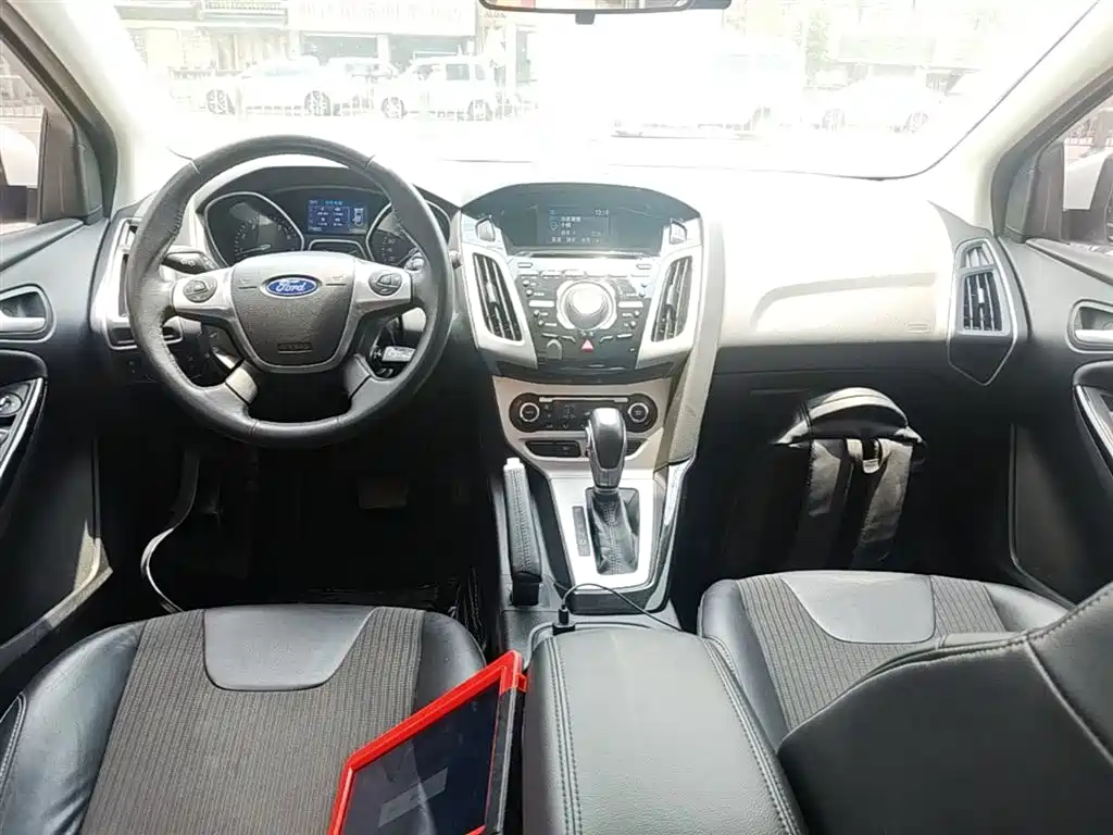 Ford Focus 2015 — фото 10