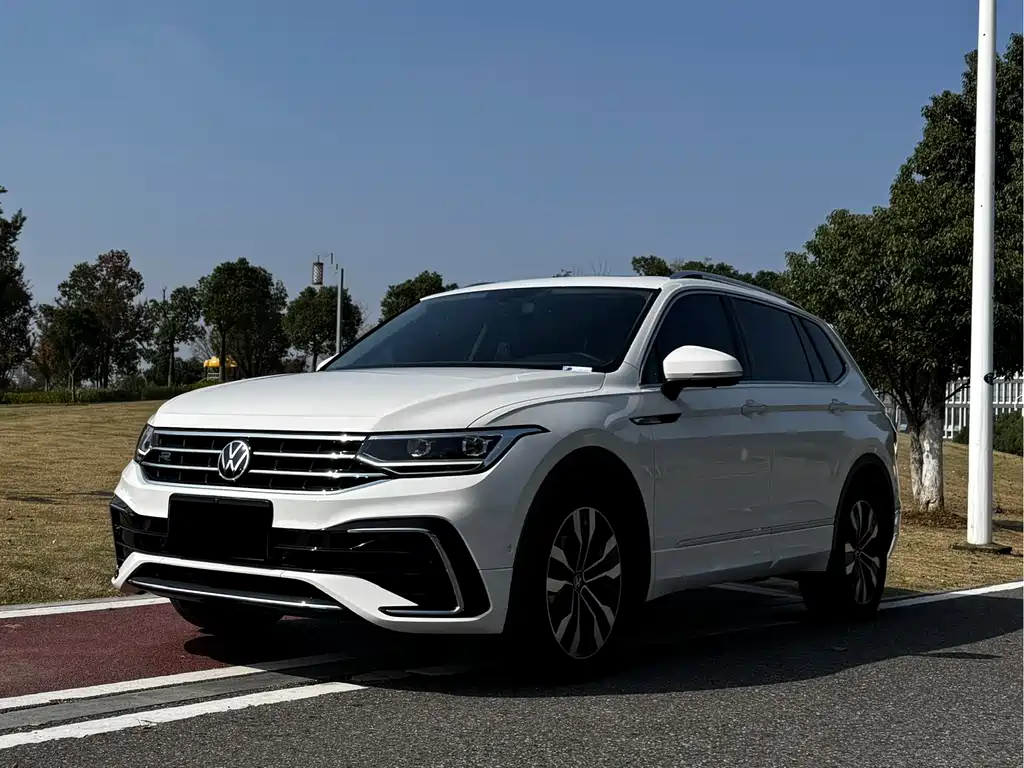 Volkswagen Tiguan L 2023 — фото 1
