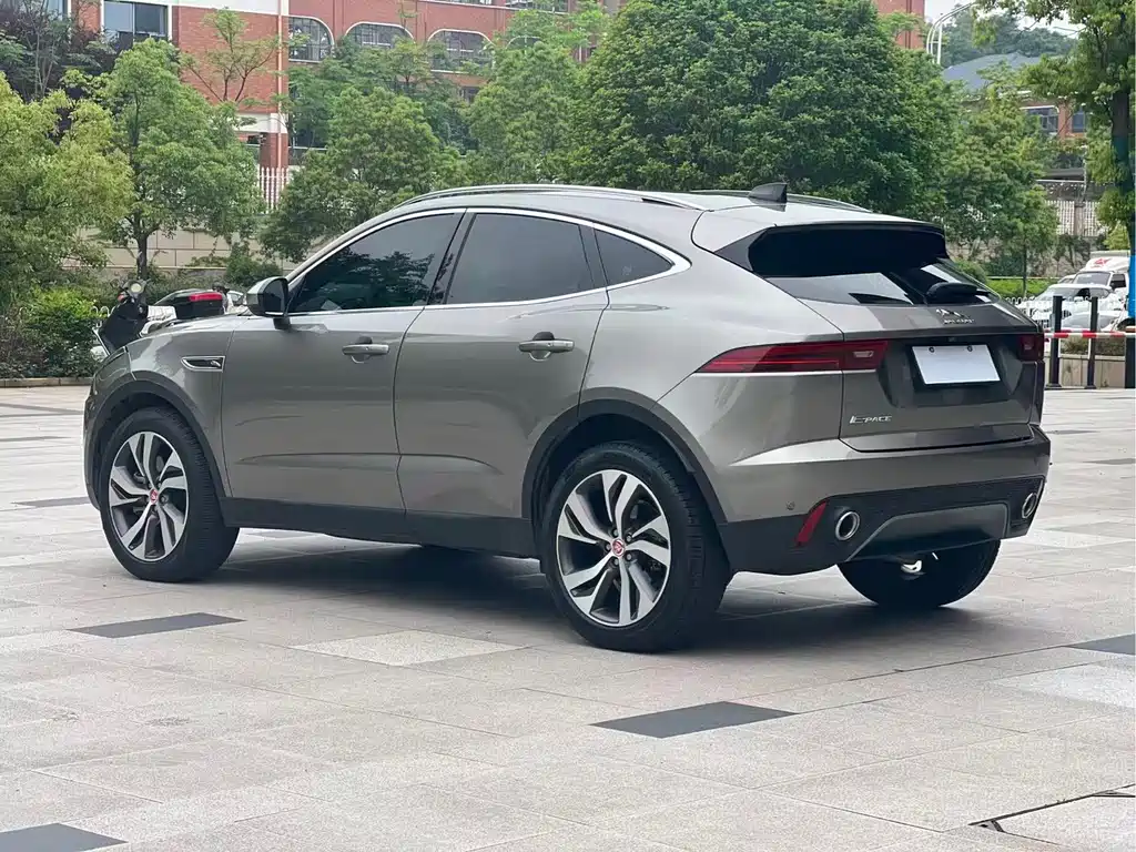 Jaguar E-PACE 2023 — фото 6