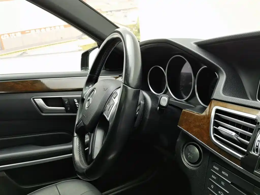 Mercedes-Benz E-Class 2015 — фото 22