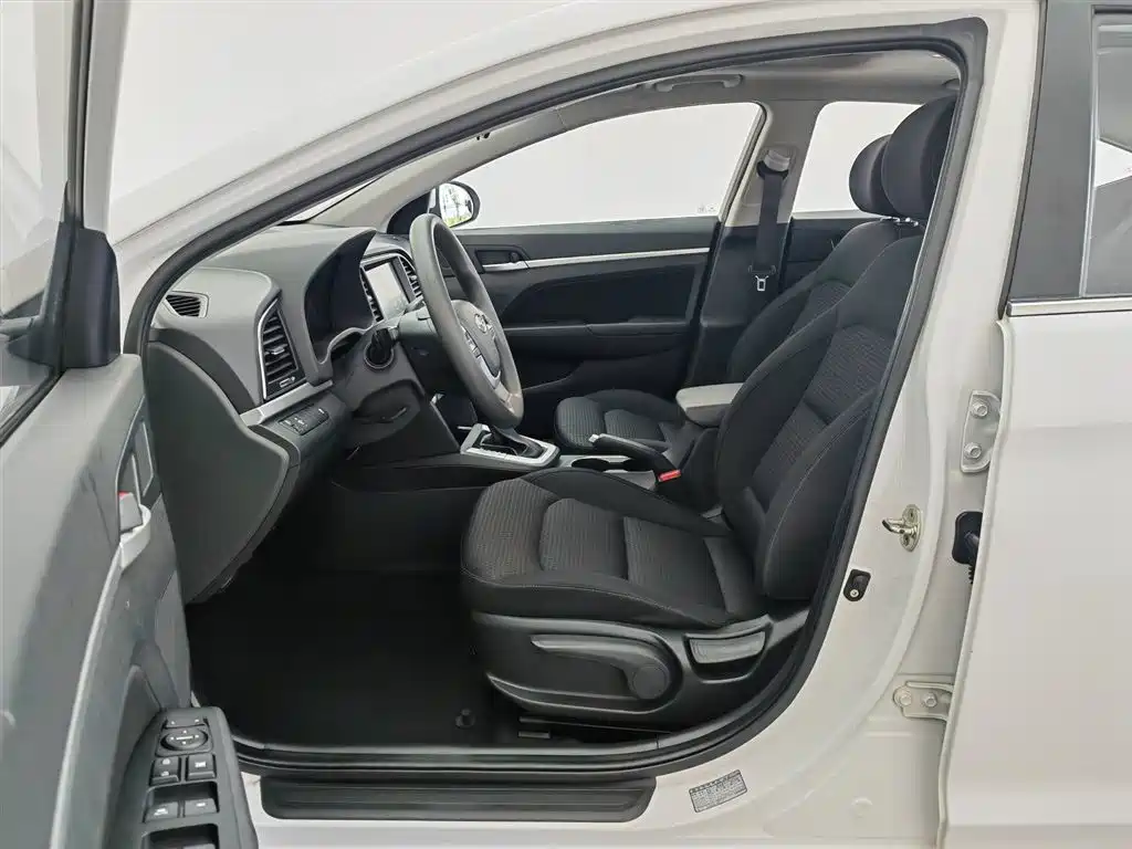 Hyundai Elantra 2018 — фото 10