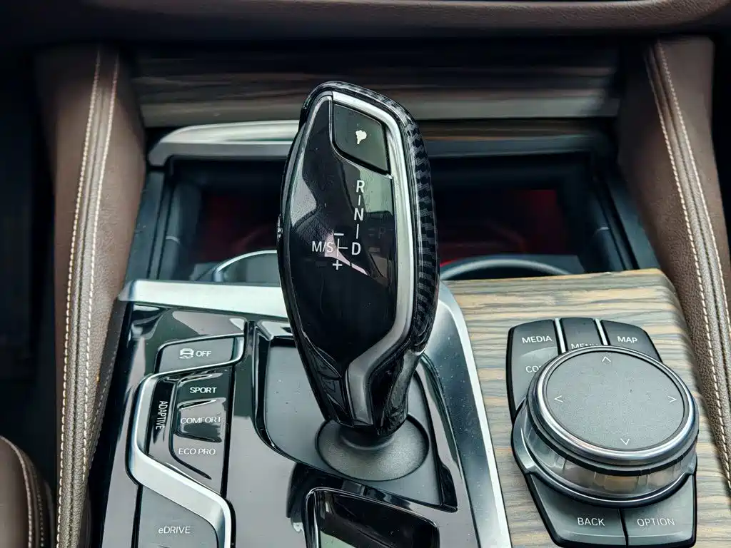 BMW 5 Series New Energy 2018 — фото 13