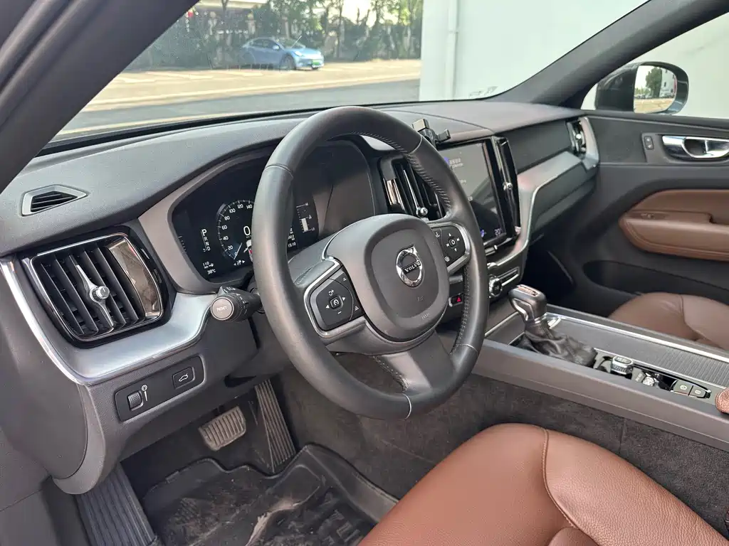 Volvo XC60 2021 — фото 13