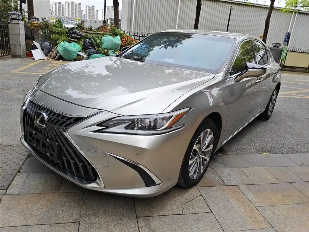 Lexus ES 2023