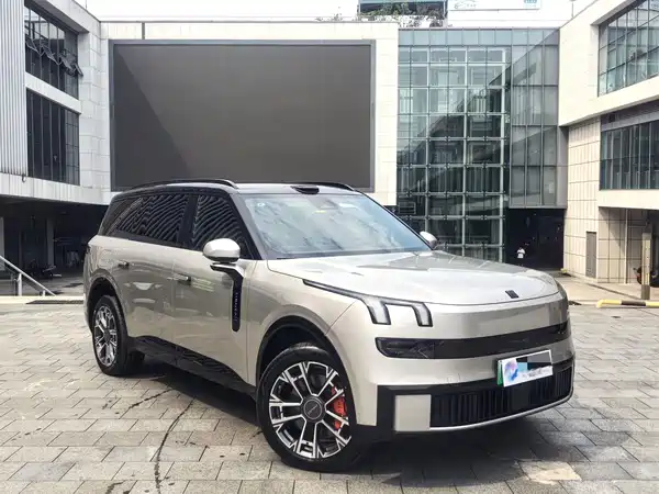Lynk & Co 900 2025