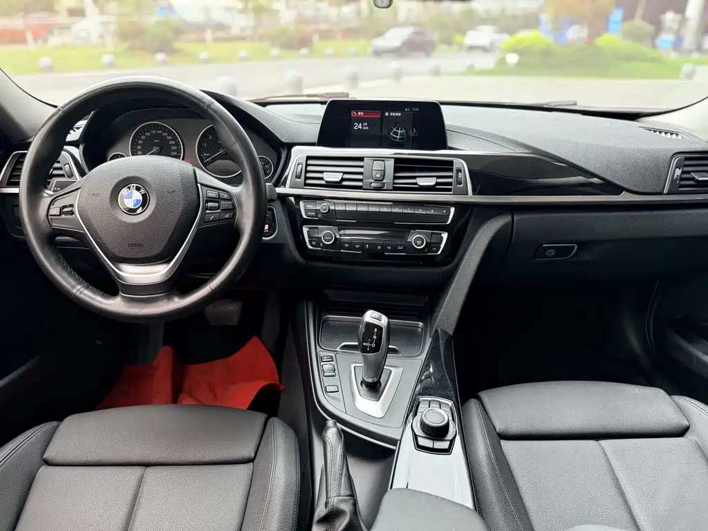 BMW 3 Series 2018 — фото 12