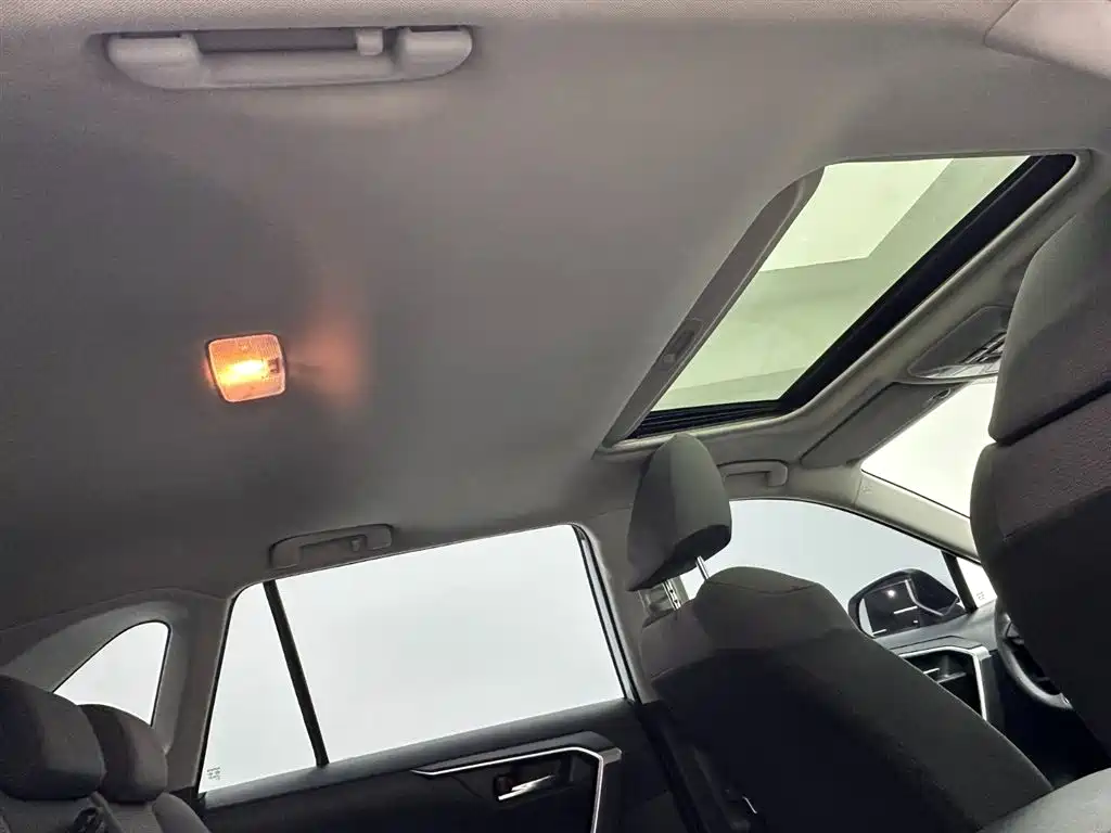 Toyota RAV4 2023 — фото 22