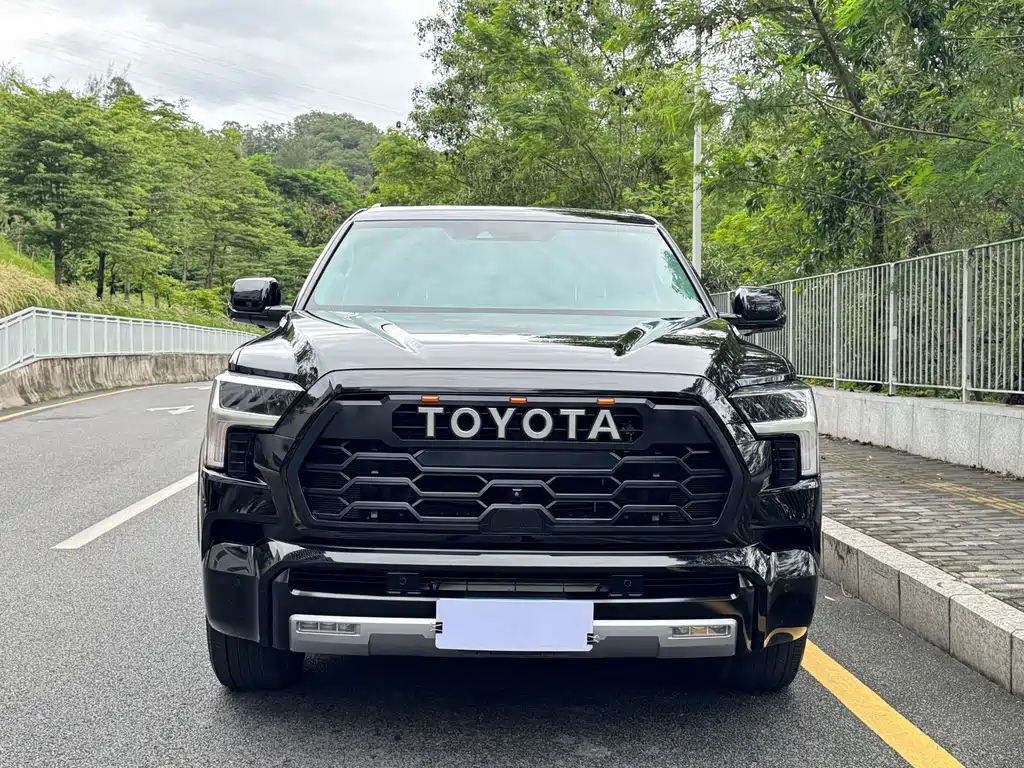 Toyota Sequoia 2023 — фото 6