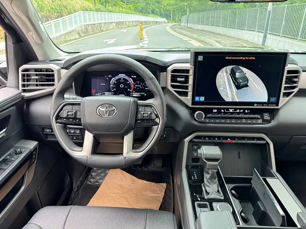 Toyota Sequoia 2023 — фото 10