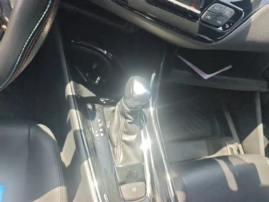 Toyota C-HR 2018 — фото 16