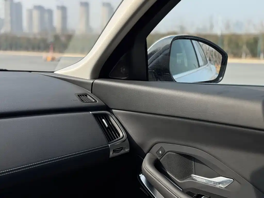 Jaguar E-PACE — фото 10