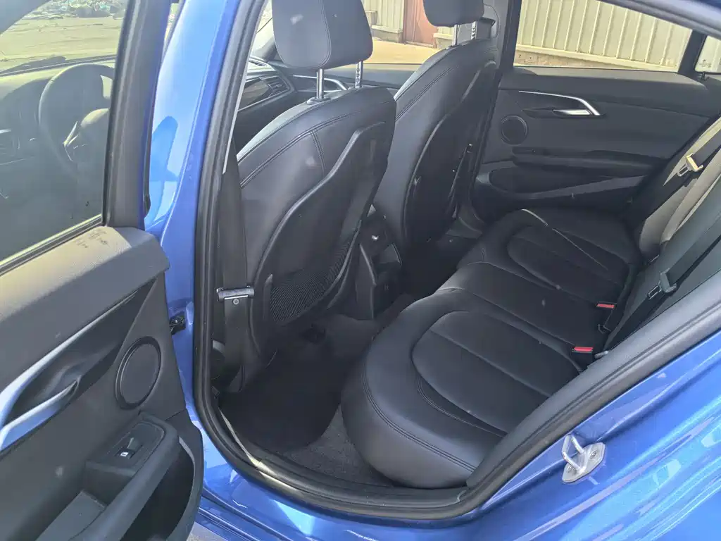 BMW 1 Series 2018 — фото 11