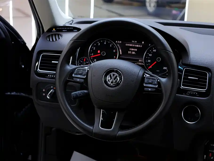 Volkswagen Touareg 2017 — фото 23