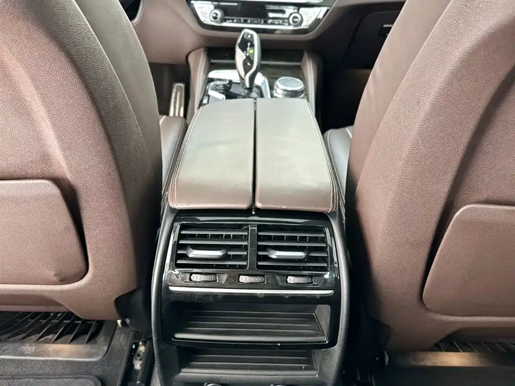 BMW 5 Series 2018 — фото 19
