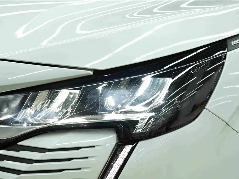 Peugeot 5008 2023 — фото 9