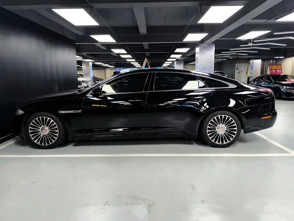 Jaguar XJ 2011 — фото 27