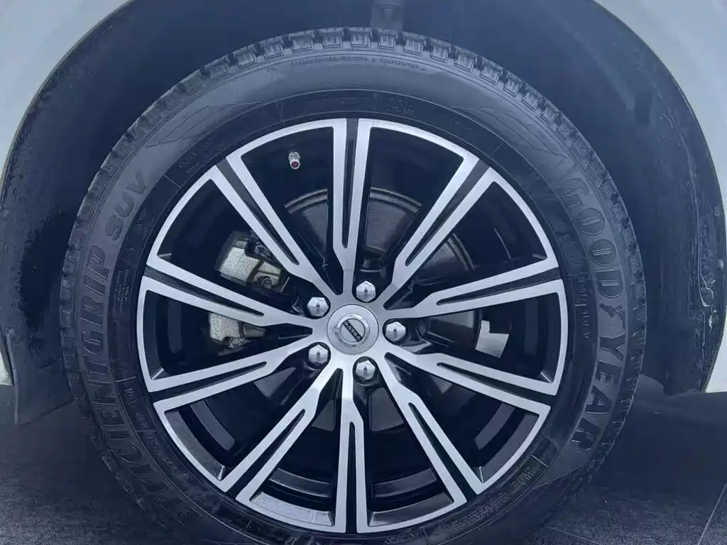 Volvo XC60 2018 — фото 18