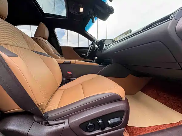 Lexus ES 2020