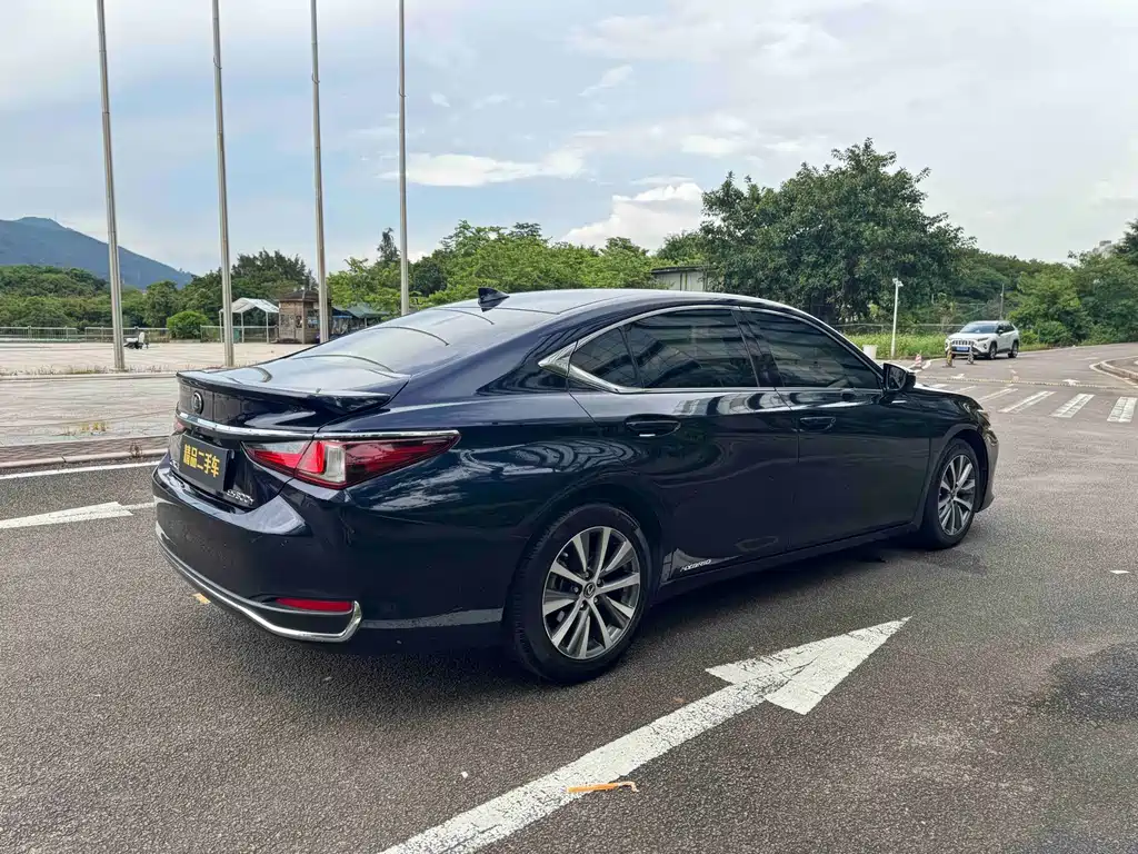 Lexus ES 2020 — фото 16