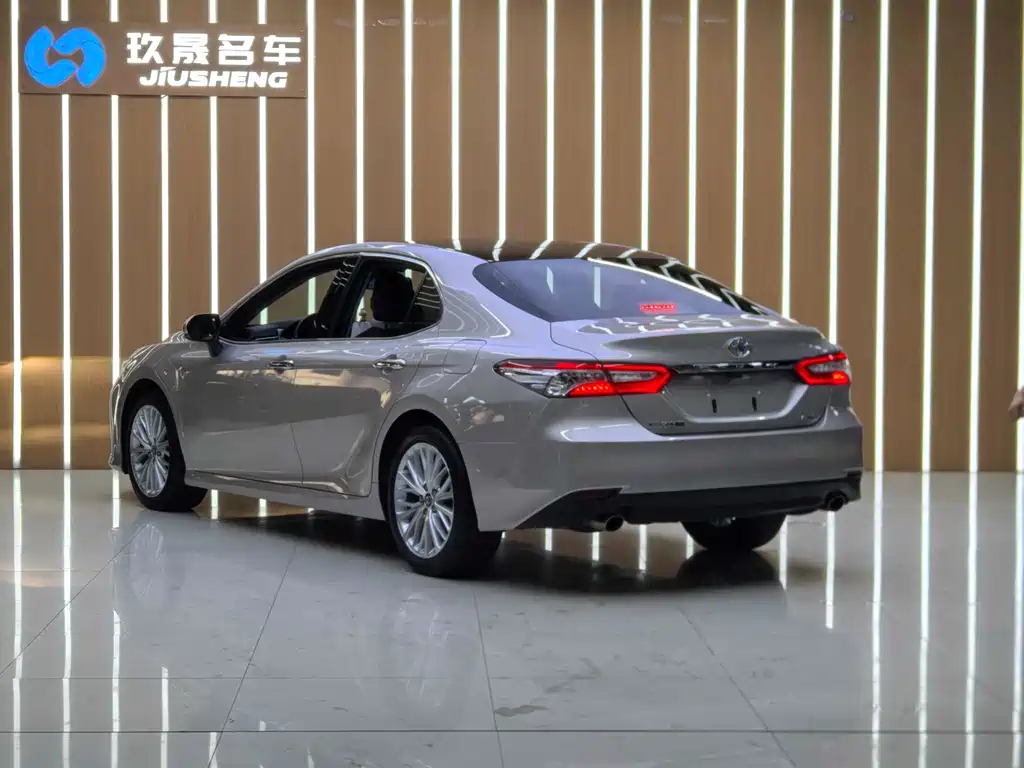 Toyota Camry 2020 — фото 15