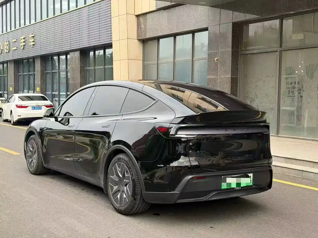 Tesla Model Y L 2025 — фото 4