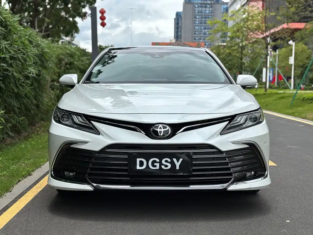 Toyota Camry 2022 — фото 2