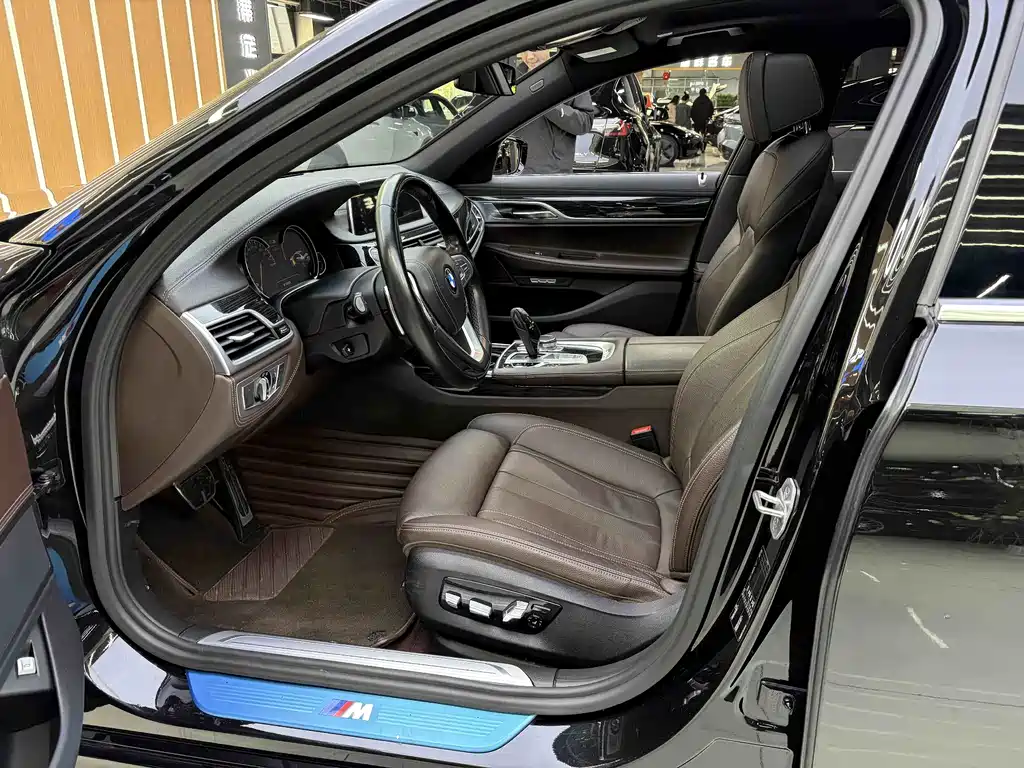 BMW 7 Series 2018 — фото 19