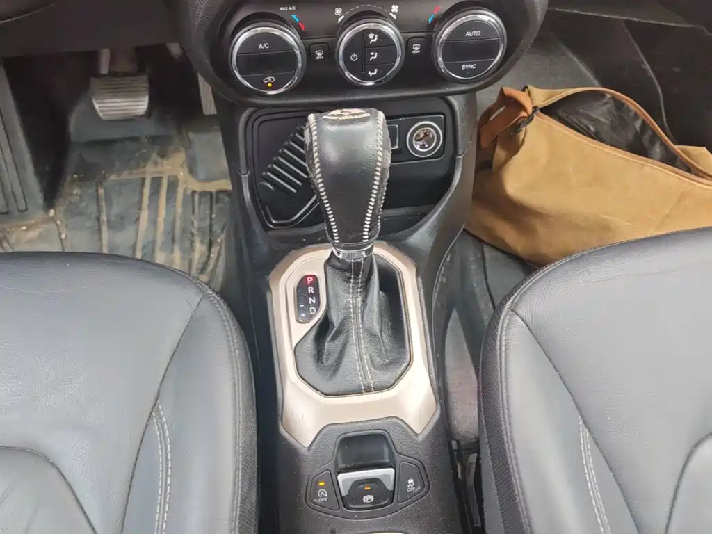 Jeep Renegade 2016 — фото 14