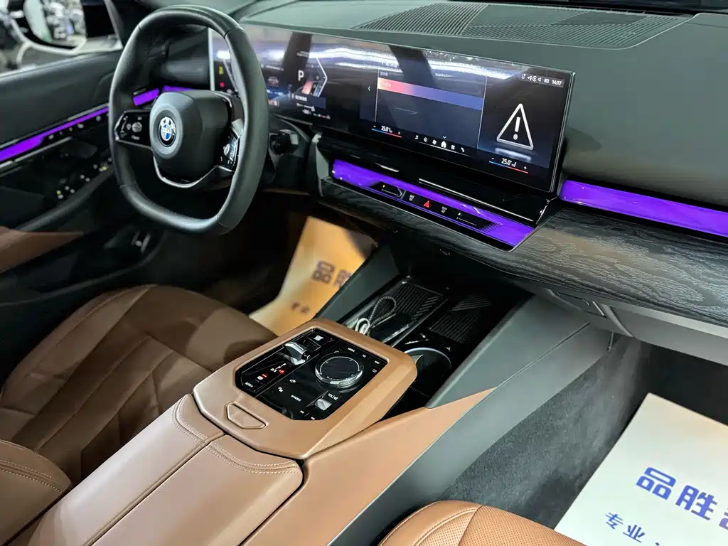 BMW 5 Series 2025 — фото 17