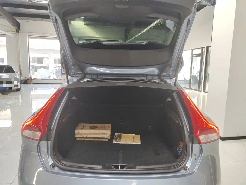 Volvo V40 2018 — фото 19
