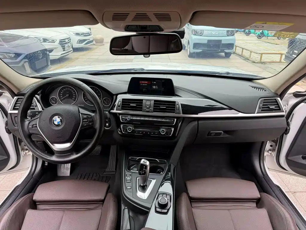 BMW 3 Series 2018 — фото 6