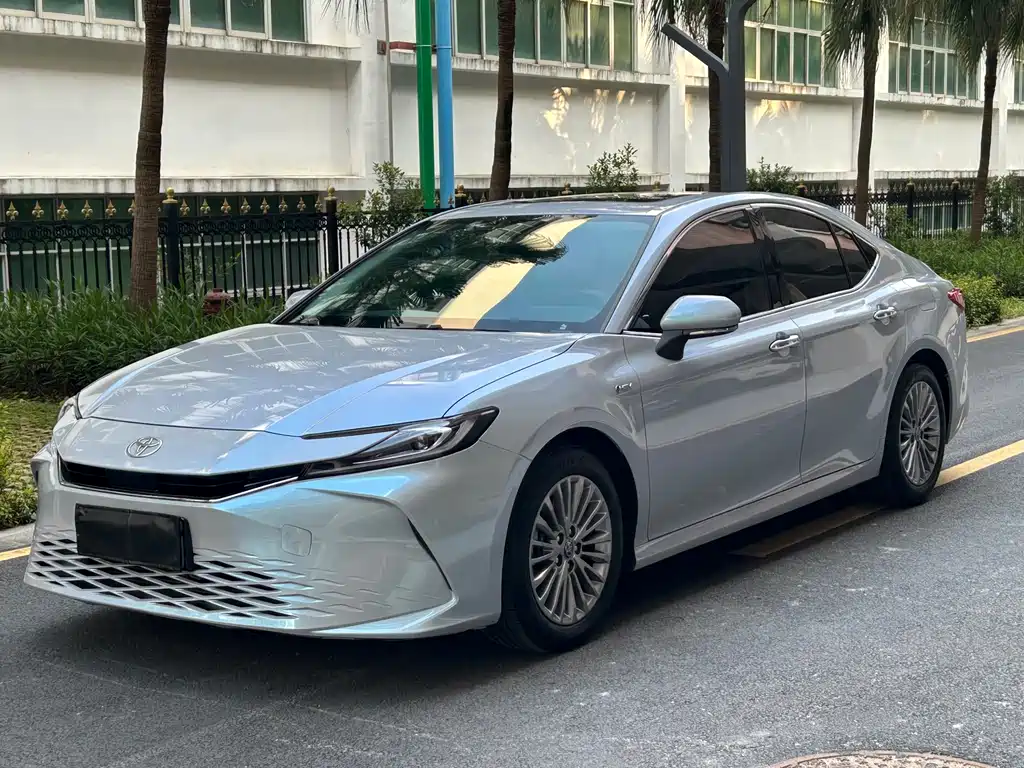 Toyota Camry 2024 — фото 1