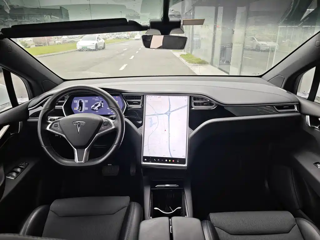 Tesla Model X 2018 — фото 10