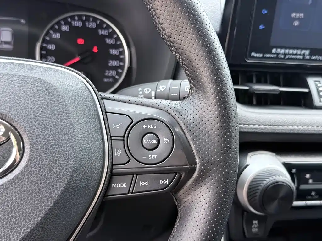 Toyota RAV4 2022 — фото 16