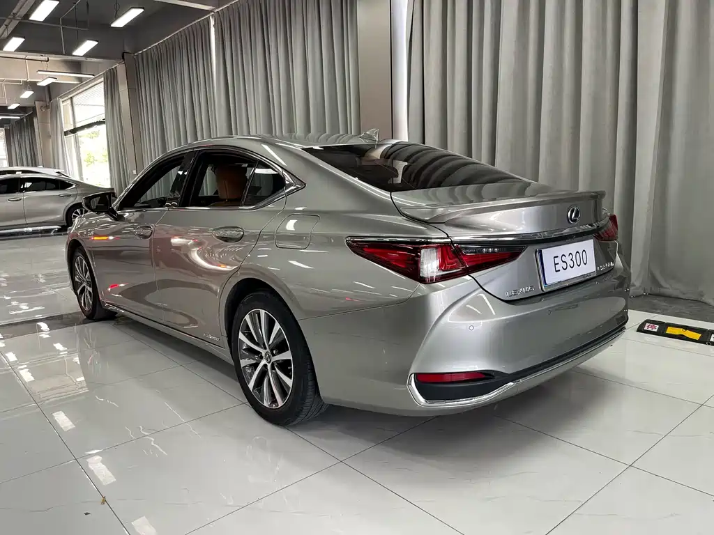 Lexus ES 2019 — фото 9
